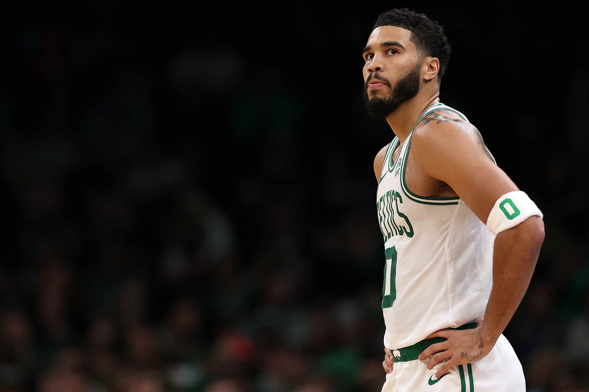 猛龙鏖战法国男篮,塔图姆爆发神勇 猛龙鏖战法国男篮,塔图姆爆发神勇