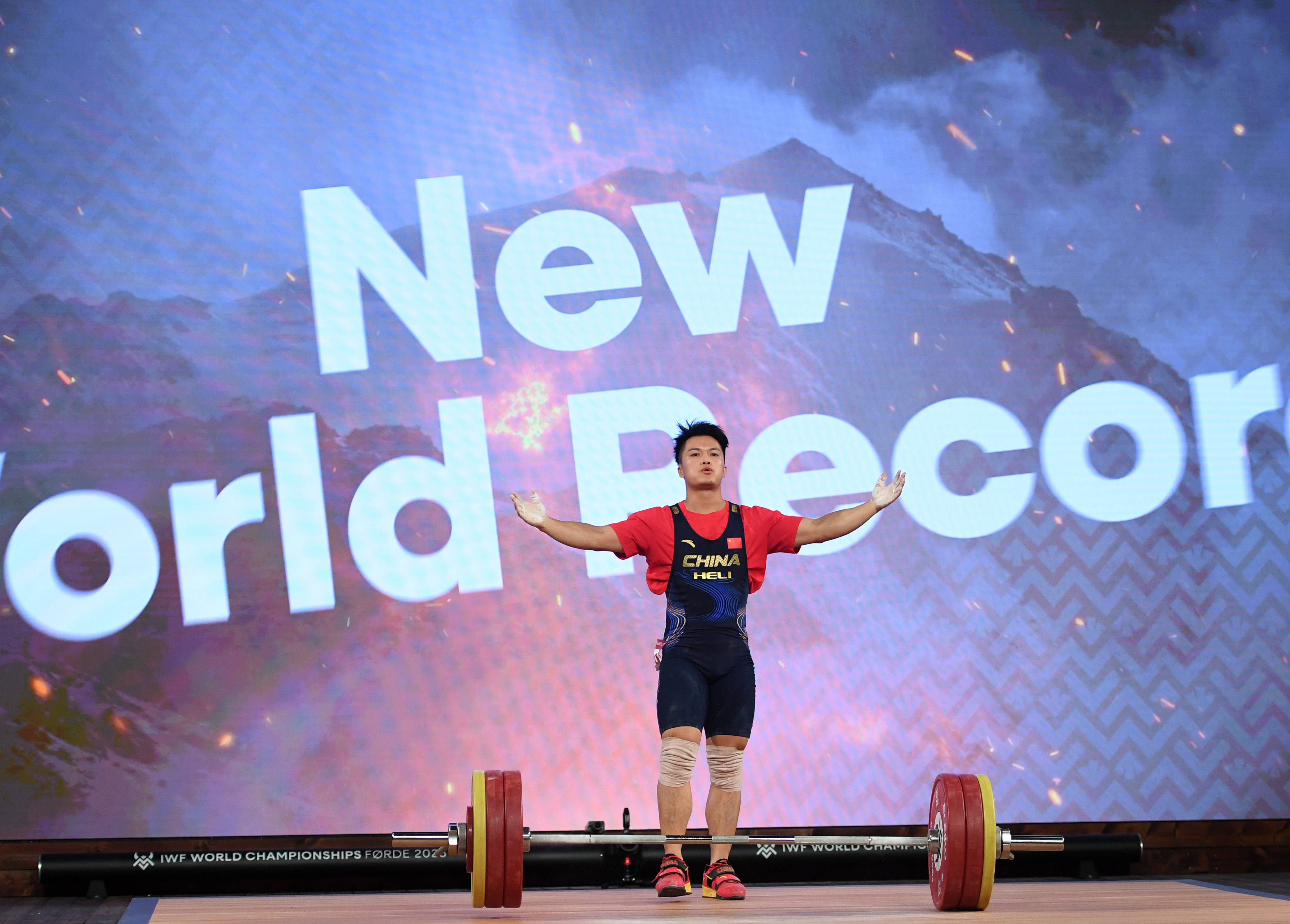 中国米兰体育-举重比赛冠军夺得，金牌飞来乌云开新景