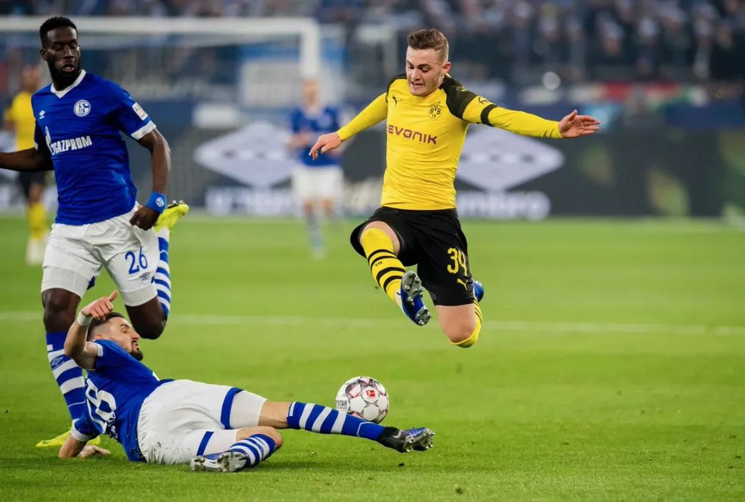 米兰体育网页版-沙尔克04稳坐积分榜前茅，雄心勃勃向前进